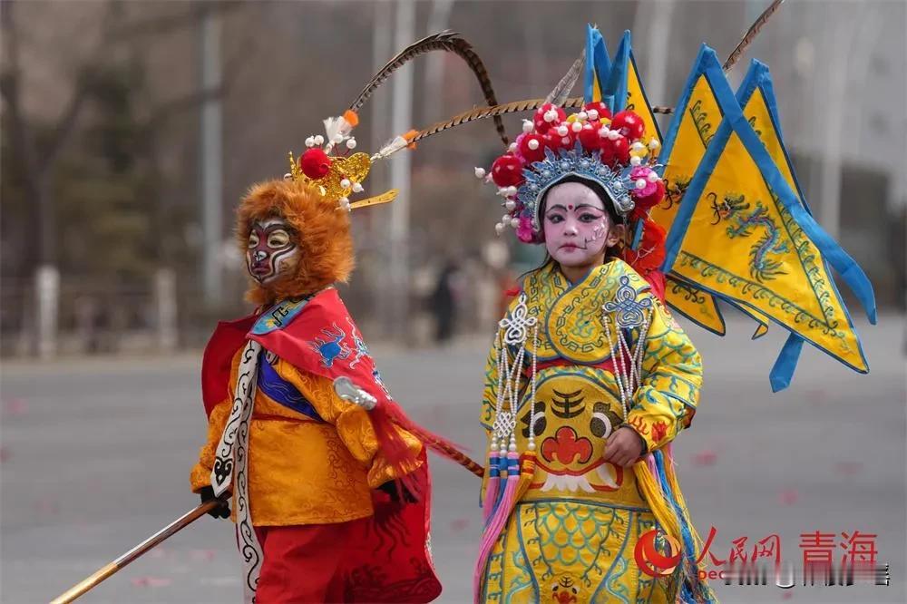 今天，拉上了离家到岗的路程，这个春节过得可谓是极具色彩，也看了不少的社火，什么溜
