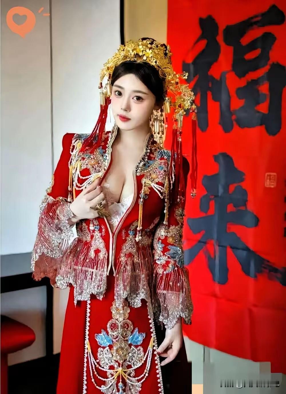 现在的新娘可真的是太开放了，
穿着这样的服装也敢拍婚纱照，
用袒胸露乳形容，一点