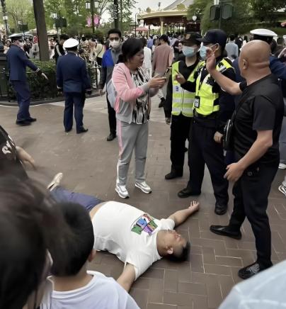 我真的气炸了！上海迪士尼，一个大哥好心劝别人别在非吸烟区抽烟，结果被对方连扇耳光