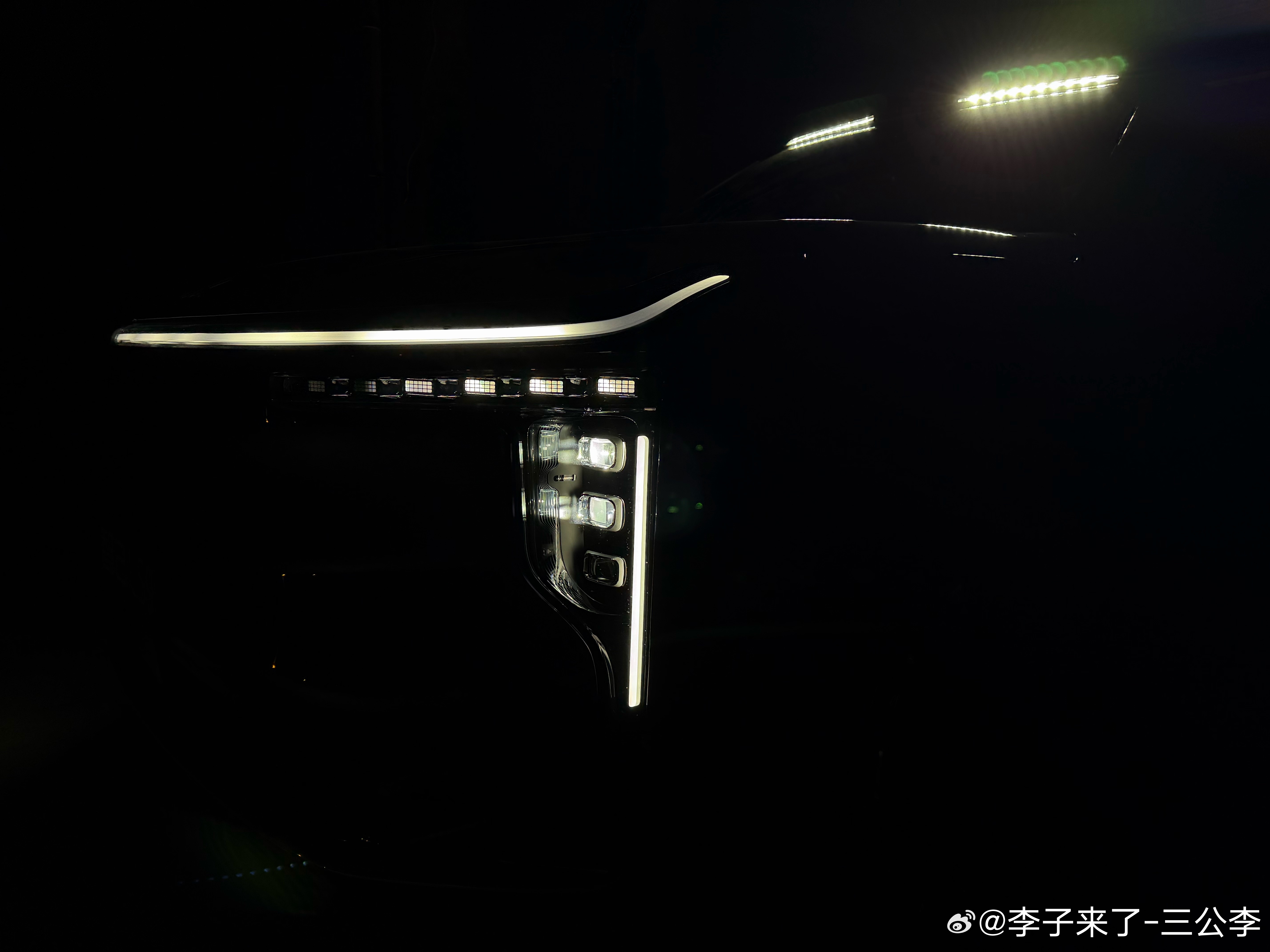 已经连轴工作9天了感觉大脑有点宕机今天拍完车的部分明天可以拍半天滑雪然后后天早晨