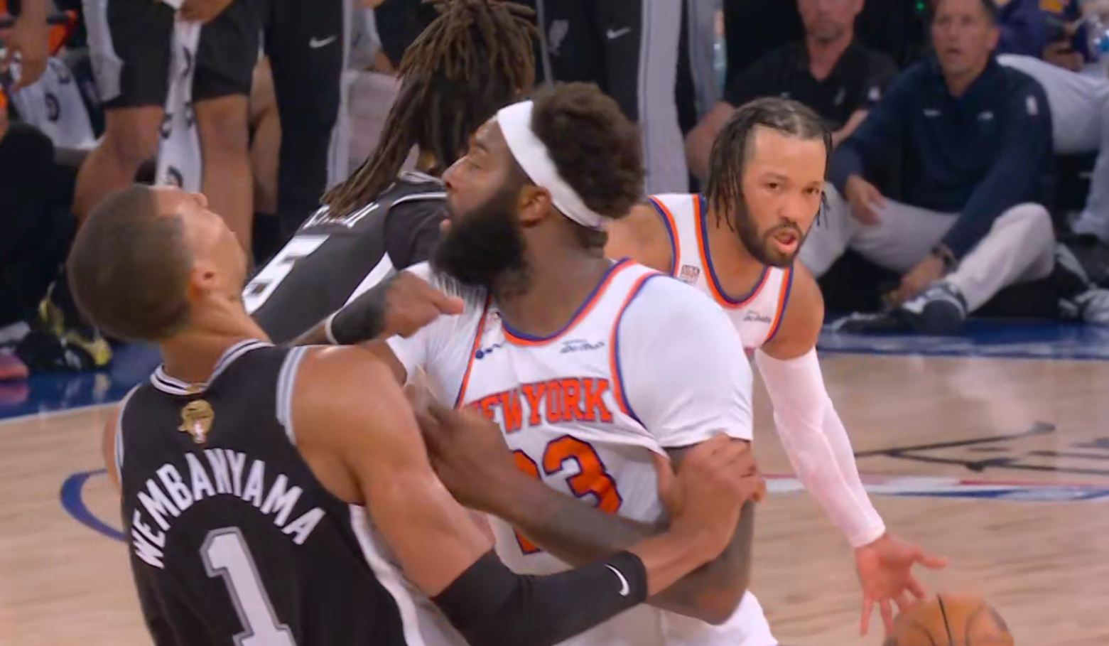 文班打了米罗一个，米罗回敬一肘，裁判回放，给了米罗一级恶意。nba总决赛马刺vs