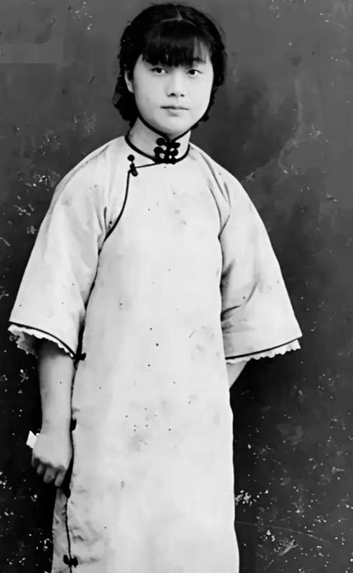 1916年，于凤至嫁给张学良，大四岁，当年十五岁的少帅还是个半大孩子。

后来少