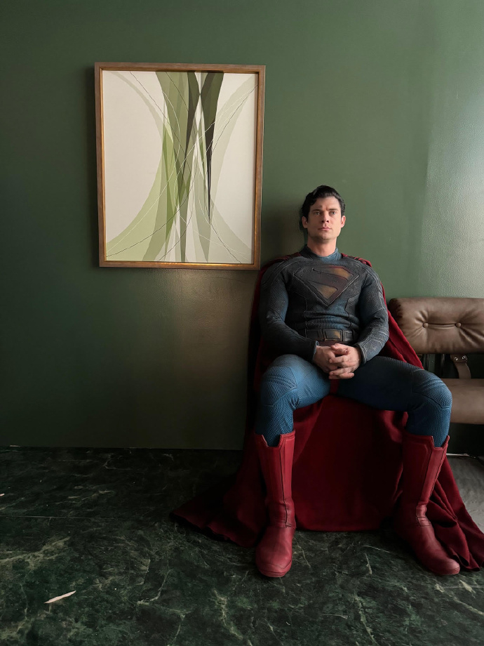 最新版超人剧照 滚导James Gunn分享大卫科伦斯韦版超人全新幕后照，这个新