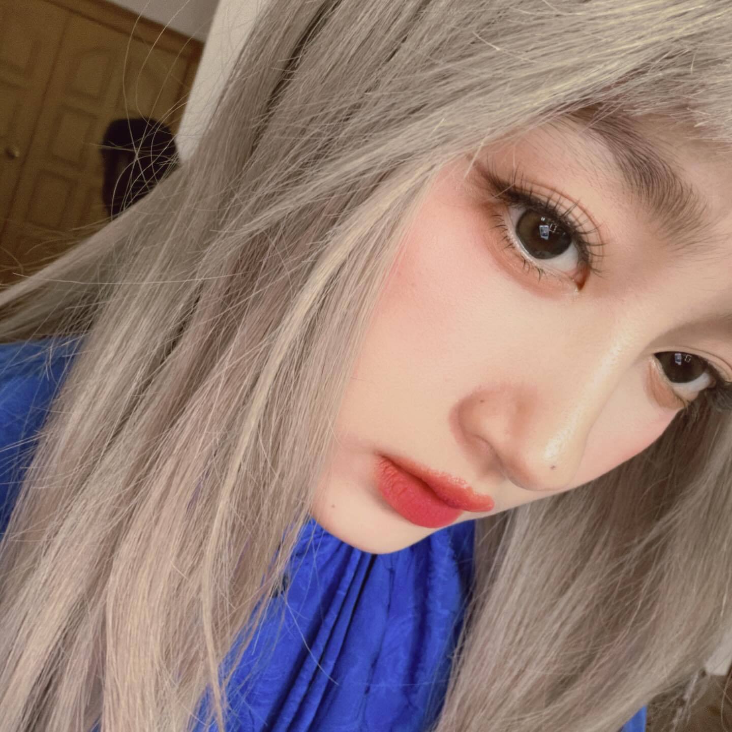 关晓彤是手太大还是脸太小 ins发存货啦，好多日常碎片