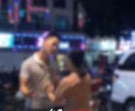 变脸可够快的！上海，一女子与男子在法院门口发生肢体冲突，女子报警称被男子粗暴顶撞