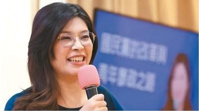 最近一张同桌聚餐的照片，硬是把蓝营内部的“麦克风争夺战”给彻底引爆了。前阵子徐巧