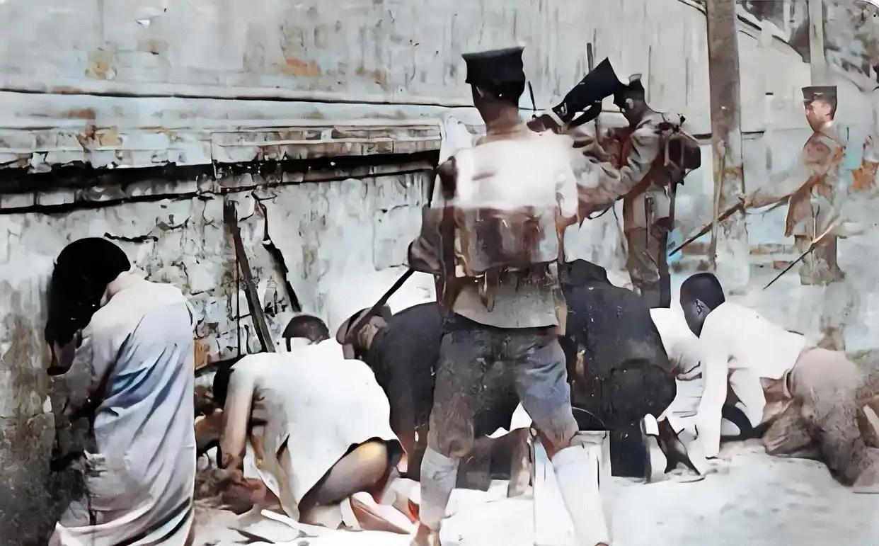 日本鬼子占领沈阳后，要求行人遇到他们，必须向他们脱帽行礼。这名女学生和几个行人不