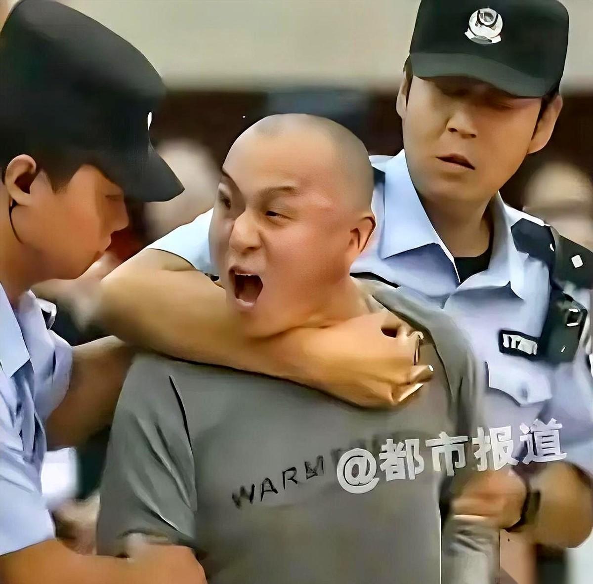 法庭上，两个法警，居然按不住他。
听到死缓，这哥们儿当场就炸了。
面目狰狞，大吼