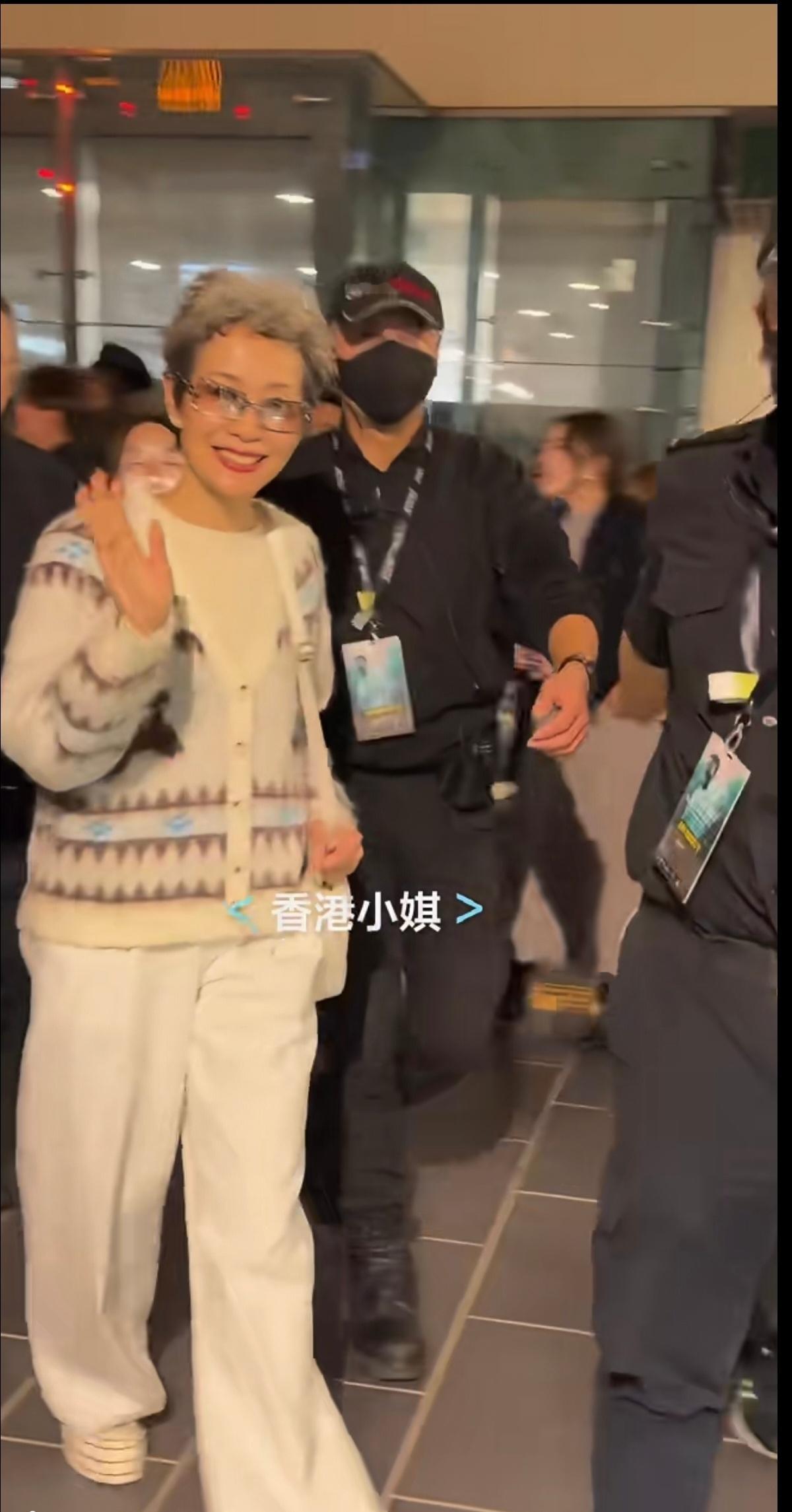 港c总有一股无法言说的迷人气质，她像下班地铁上遇见的一个上班族，现在这个年代还用