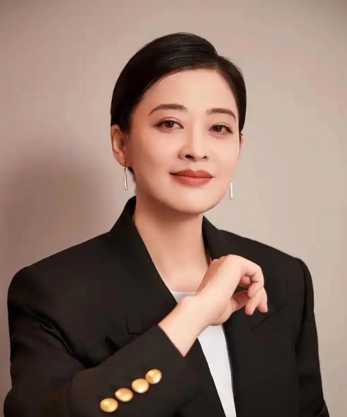 2007年，梅婷正式与鄢颇离婚，那一年她才32岁，却用整整400万，给自己买了人