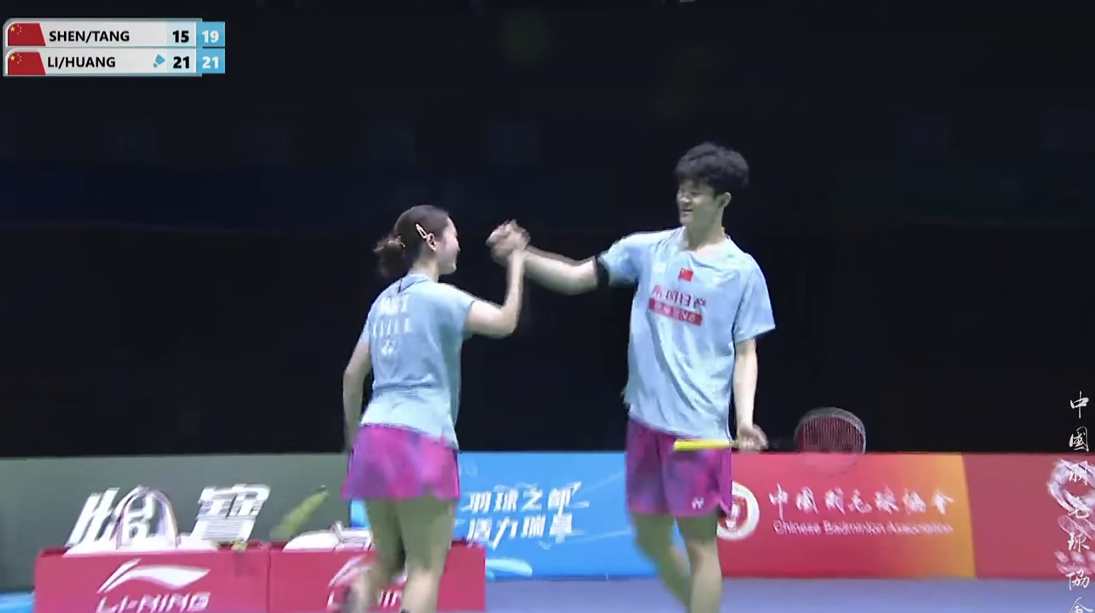 李泓毅/黄可欣🇨🇳 21-15、21-19 🇨🇳沈烜垚/唐睿芝  202