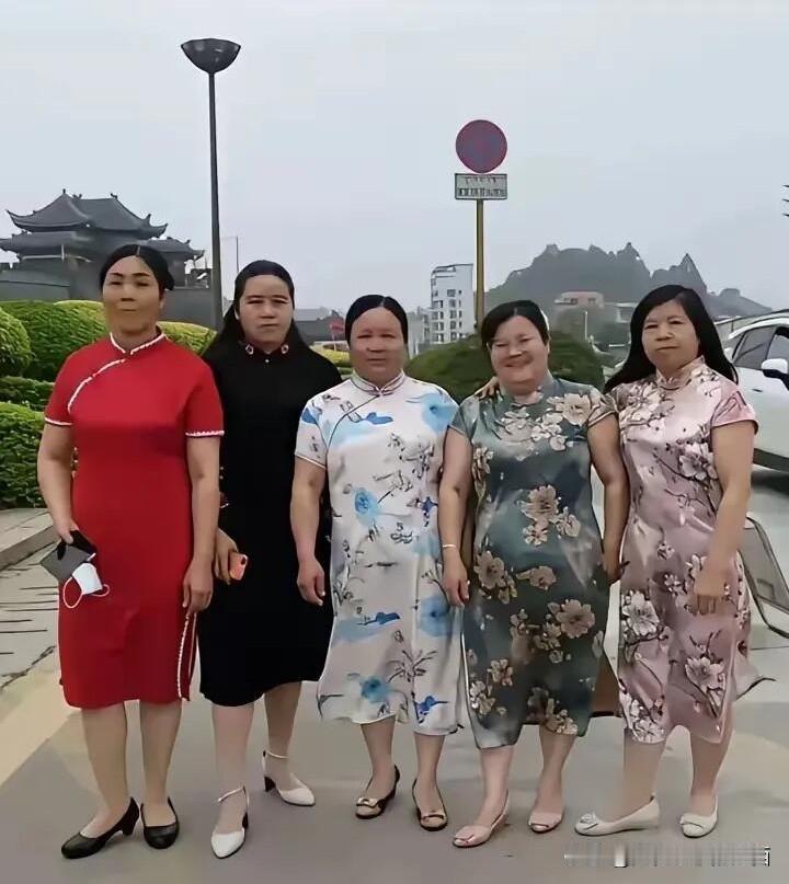 难道这几位大妈的朋友们，没有人提醒她们这样穿不好看，一点气质也没有的吗？本来旗袍