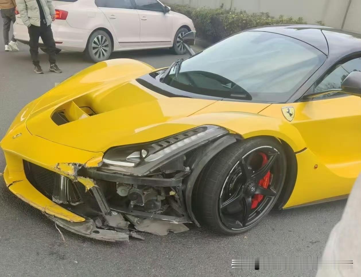 坏消息：一辆拉法撞了！
好消息：世界上原版拉法的数量没有变少！

这辆拉法其实就