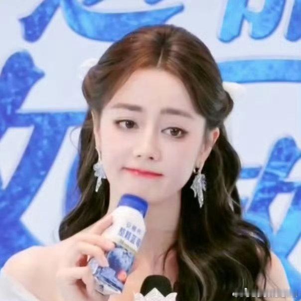 迪丽热巴线下人气🈶 