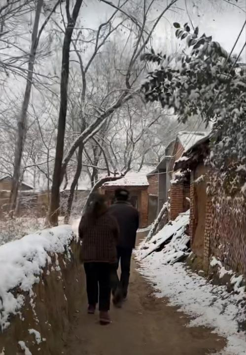 80年代过年时候下雪，在村里拜年路泥泞坎坷不平。