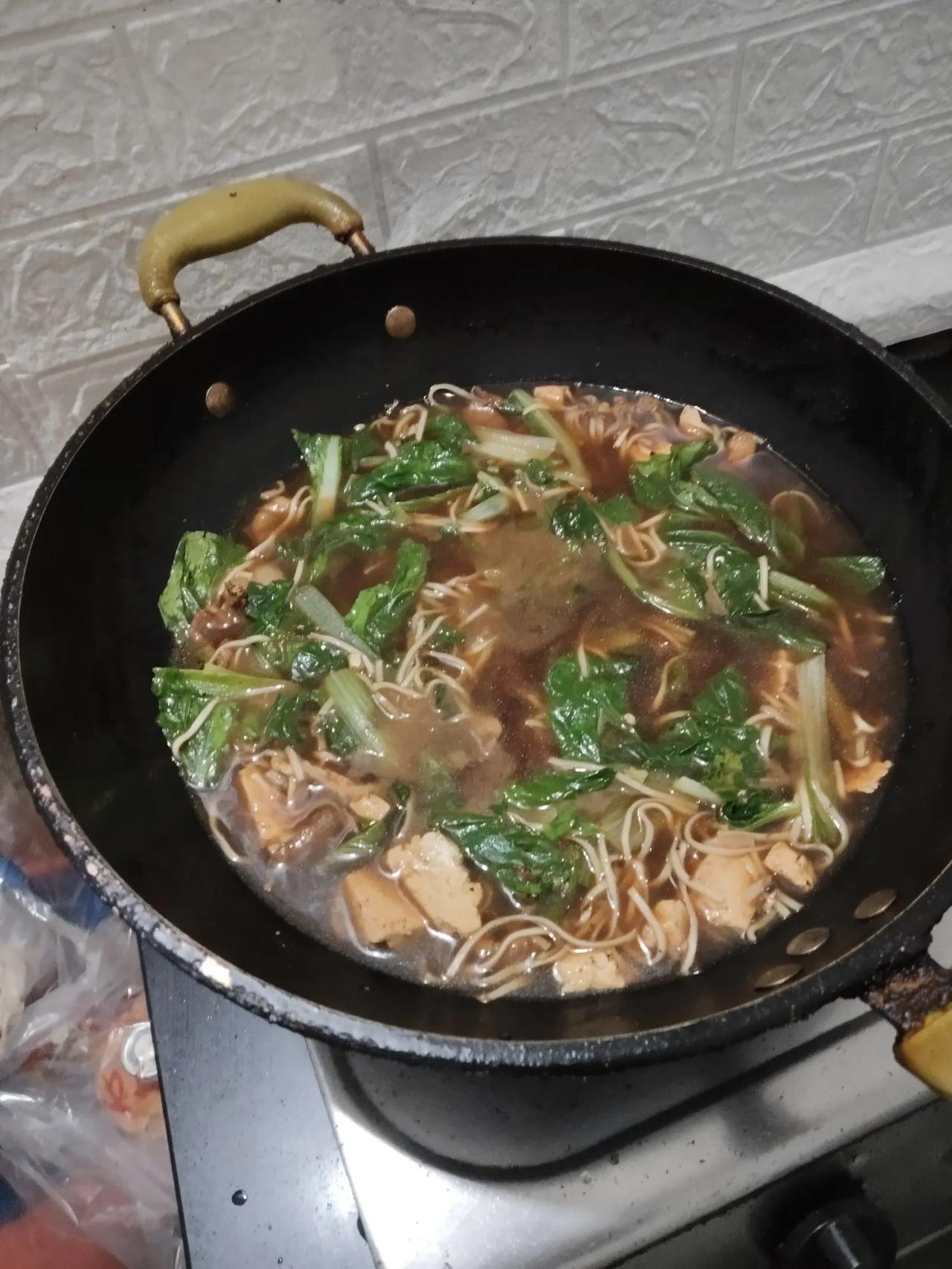 昨天晚上，炝锅肉丝面，加了豆腐是败笔！

炝锅面，只用干红小辣椒和肉丝炝焦即可，