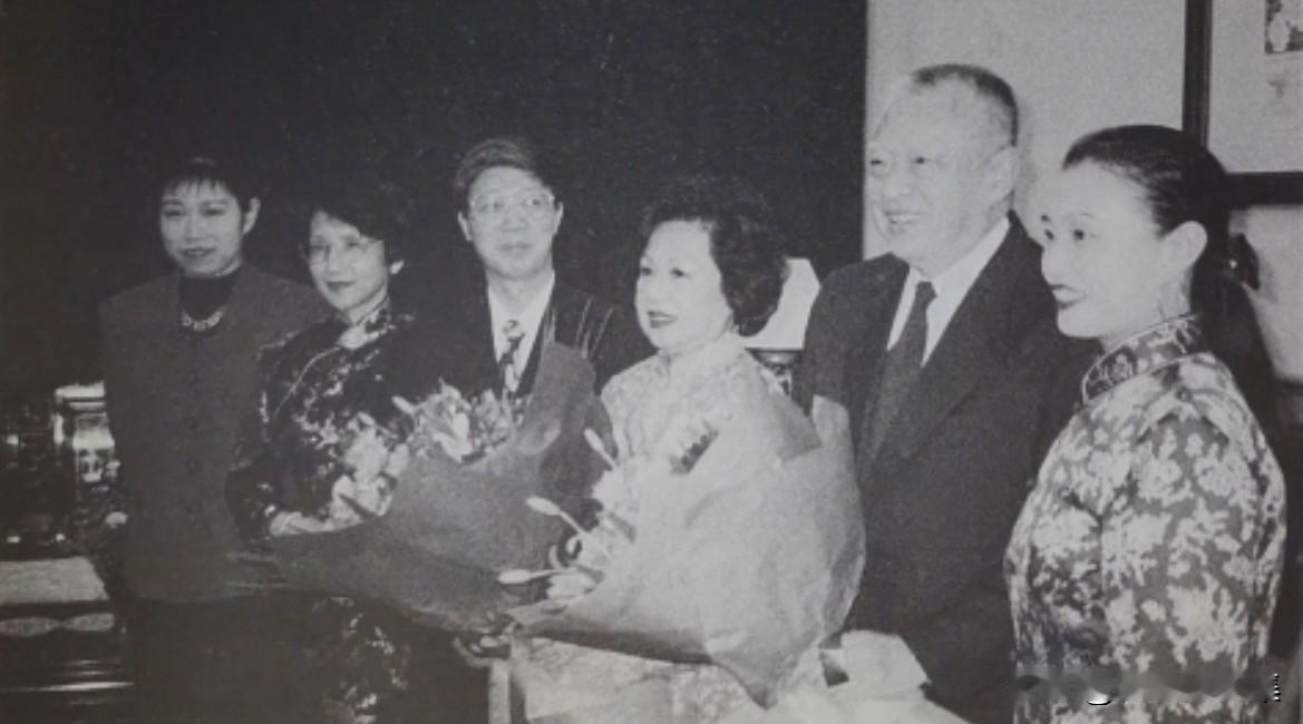 1998年6月，香港特别行政区行政长官董建华和夫人赵洪娉访问新西兰，受到热烈欢迎
