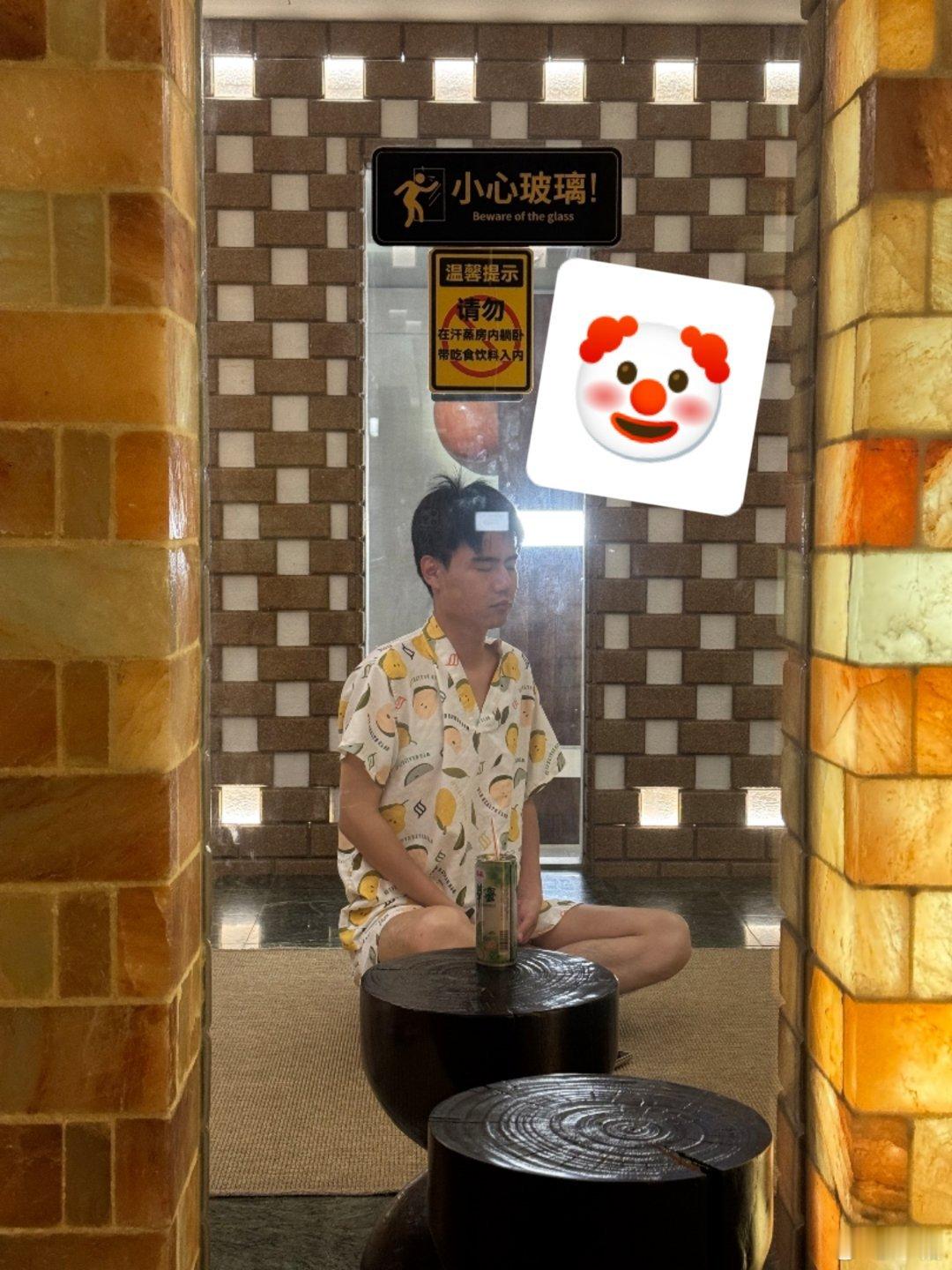 🤡按完摩我两还说来汗蒸一下，没想到小林呆了几分钟手就一片过敏，又红又痒。结果快