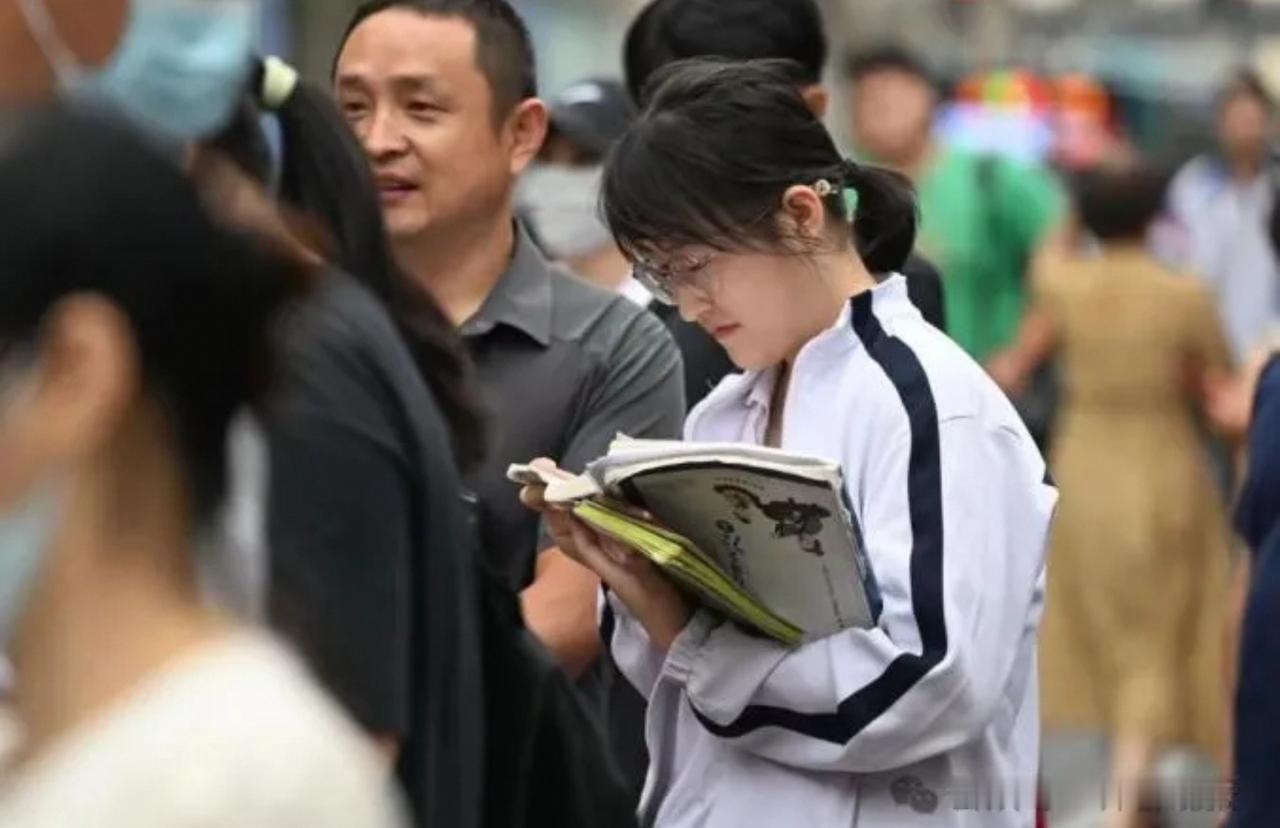 过去高考录取率低，一考定终身；现在升学途径多元化，竞争压力大。
现在的高考与几十