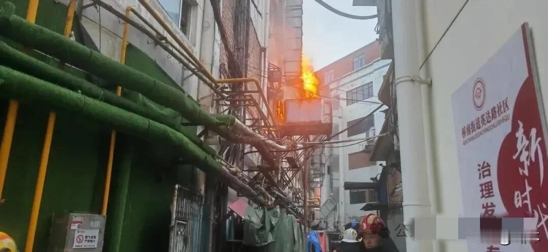 宝鸡一烧烤店发生火灾，涉事人员被拘留→
11月4日
宝鸡市渭滨区某街道
一烧烤店