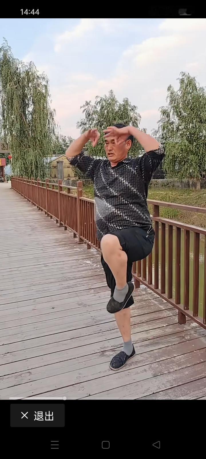现在有人居然称朱之文为武功大师，武功大师朱之文说，“学武功得心神合一，缺一不可！
