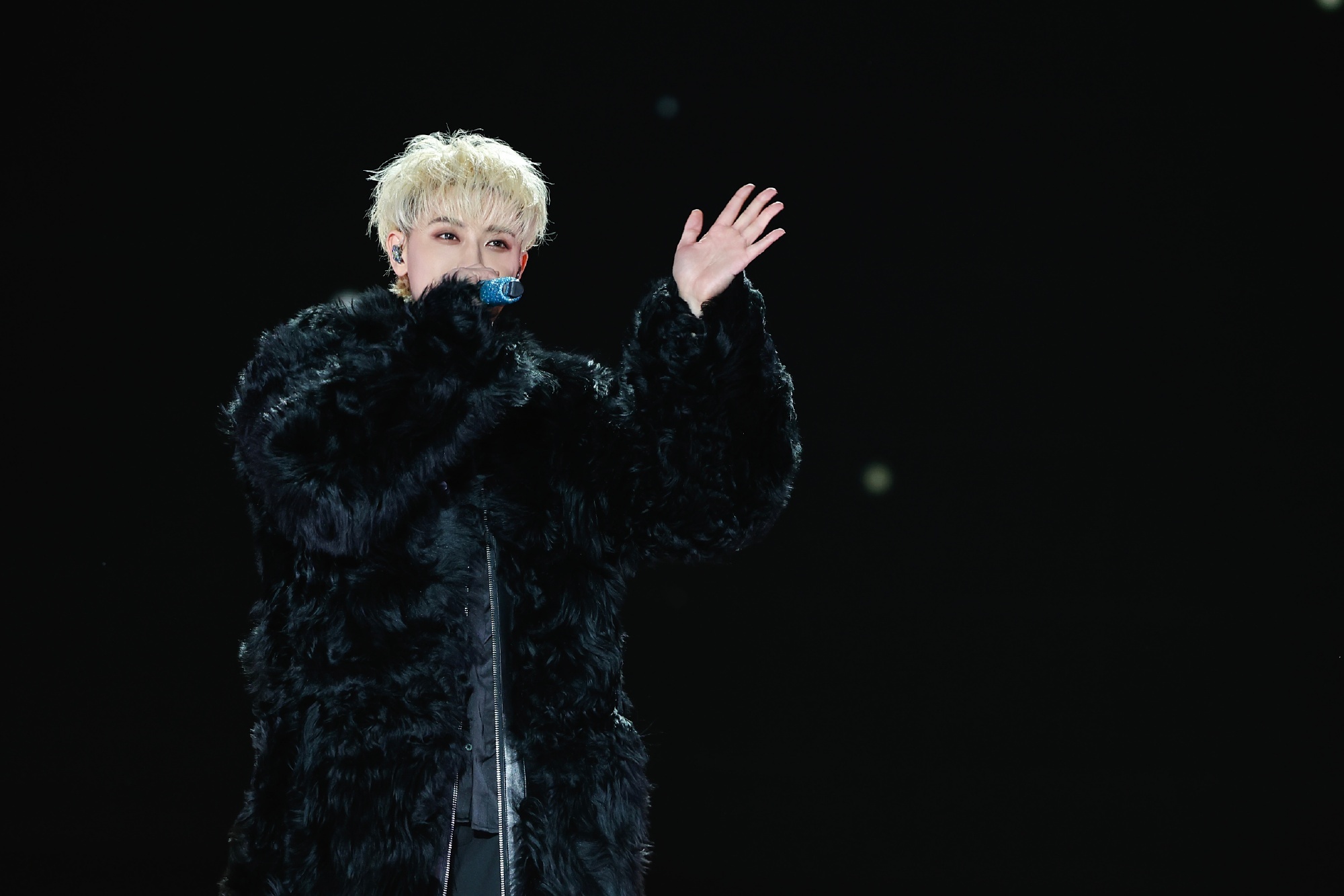 直播间不正经的黄子韬，这在舞台上还是闪闪发光的嘛！！！ 