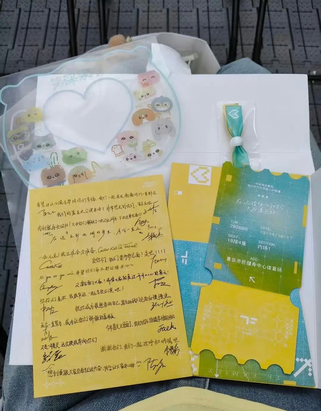TF家族五公伴手礼TF家族五公伴手礼开箱来啦内含手写信、手环还有扇子！诚意十足，