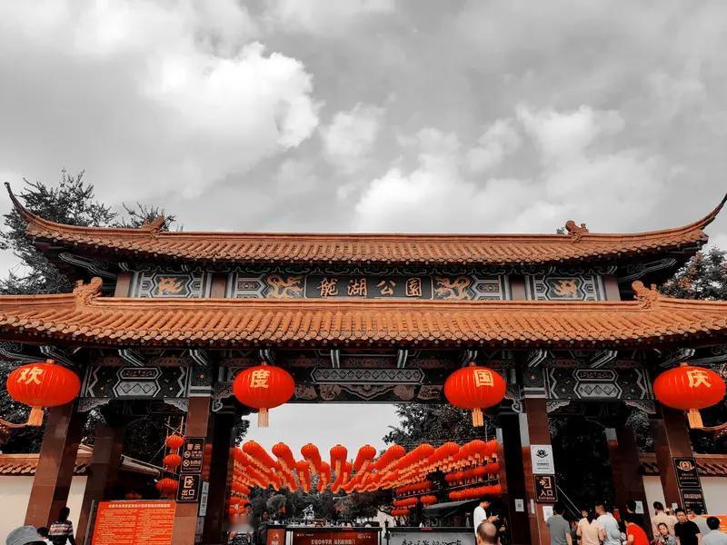 国庆假期在家蹲和外出旅游，你选哪个？——我选择外出旅游，在我心里，行万里路胜读万