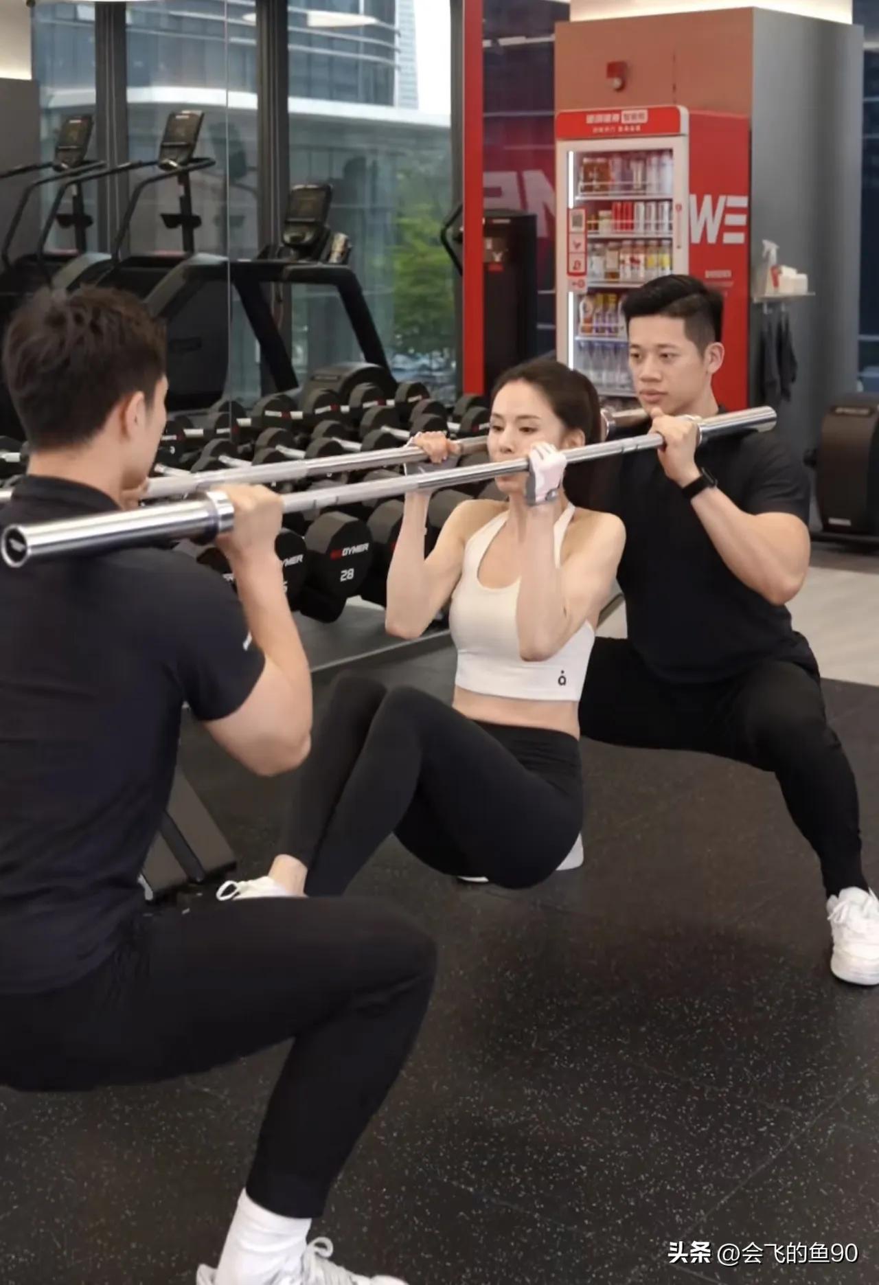 李若彤身材保存的太好了，哪像60岁的女人。
李若彤的身材也太好了,难怪年轻时候出