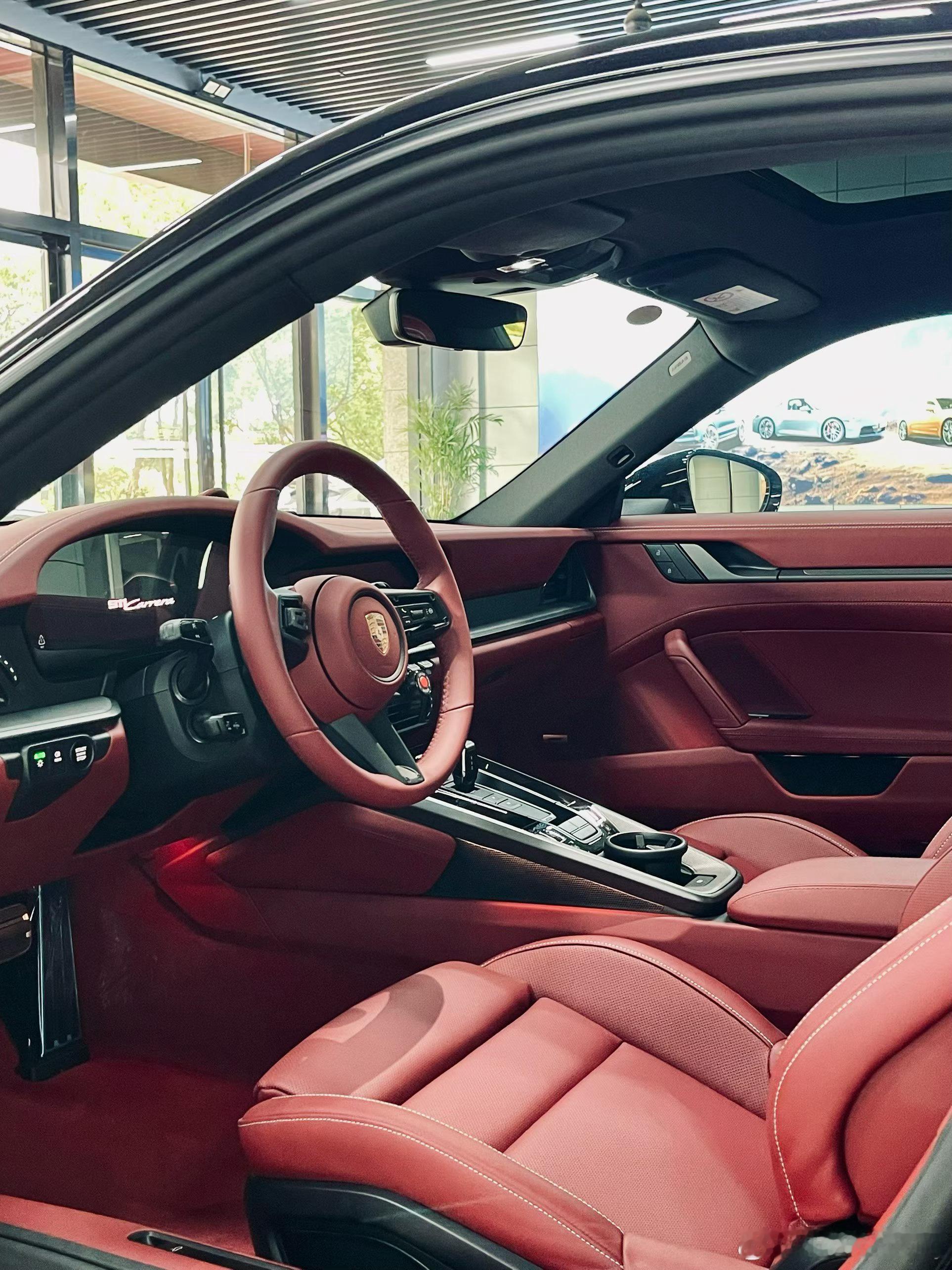 保时捷 911Carrera 黑玉/波尔多红指导价 1548400 元全款裸车 