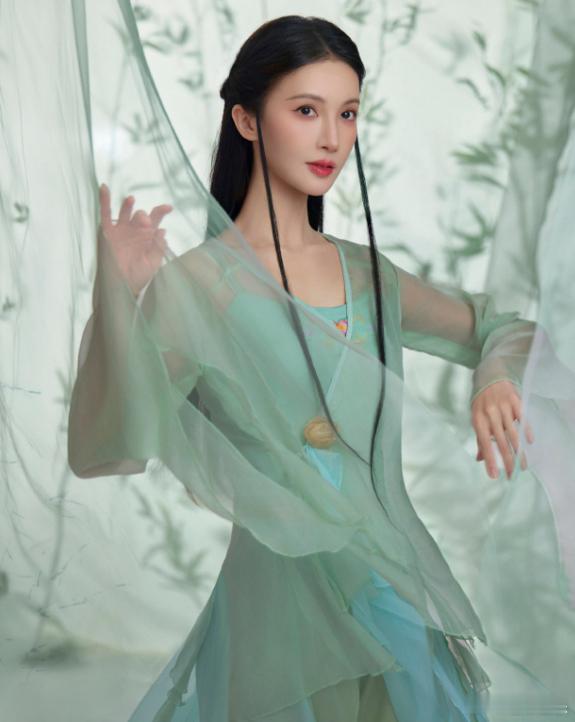 金晨除了疑似整容鼻子奇怪，不利于做微表情，演技还行，跳舞和身材气质不错。本来资源