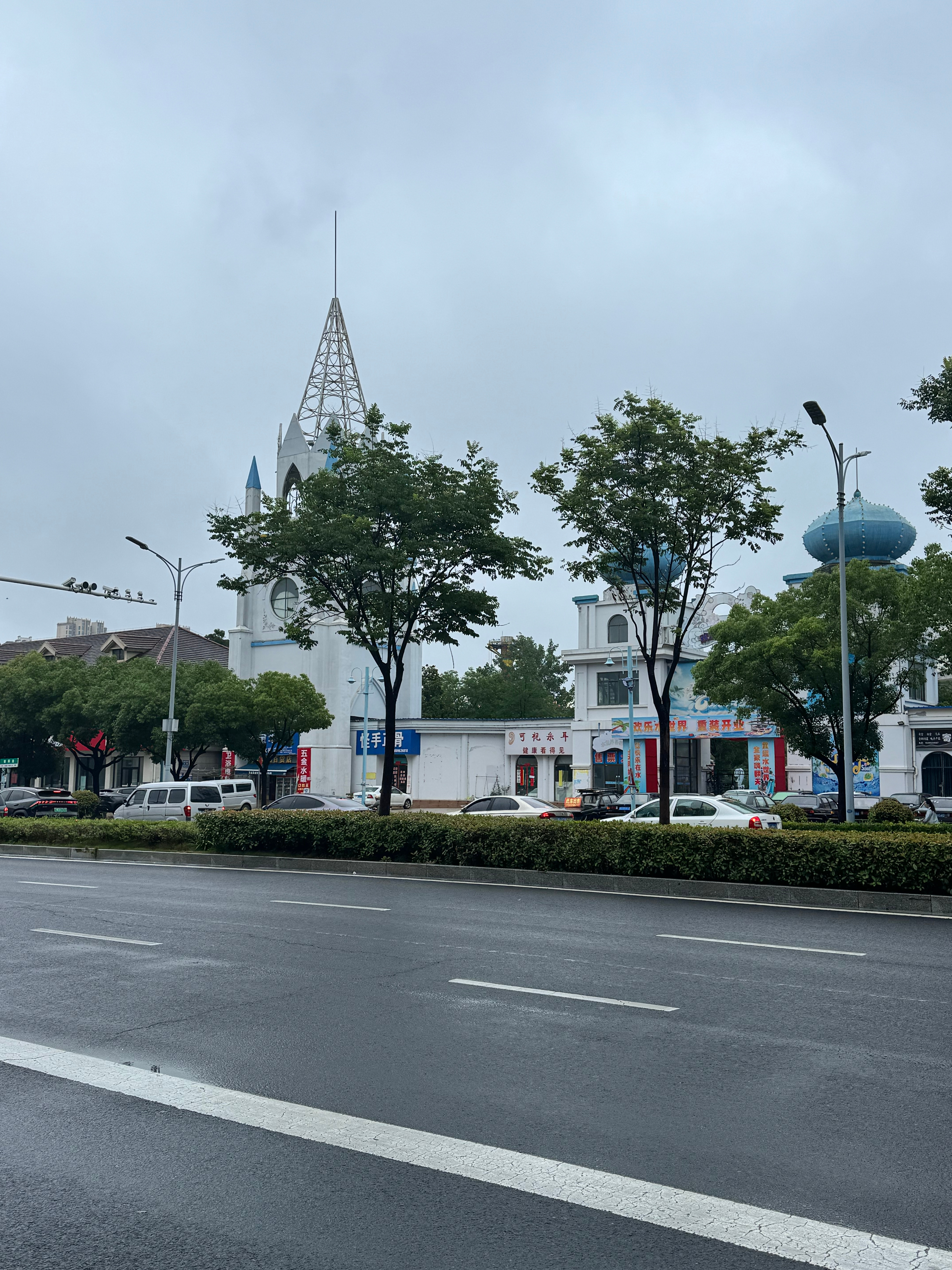 下了一夜的雨，空气格外清新，天气舒舒服服的 太适合睡觉了，不适合上班