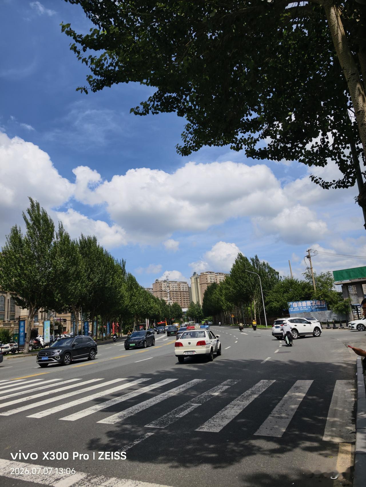 随手拍城市街景。
分享一下你随手拍下的照片 今日天气随手拍