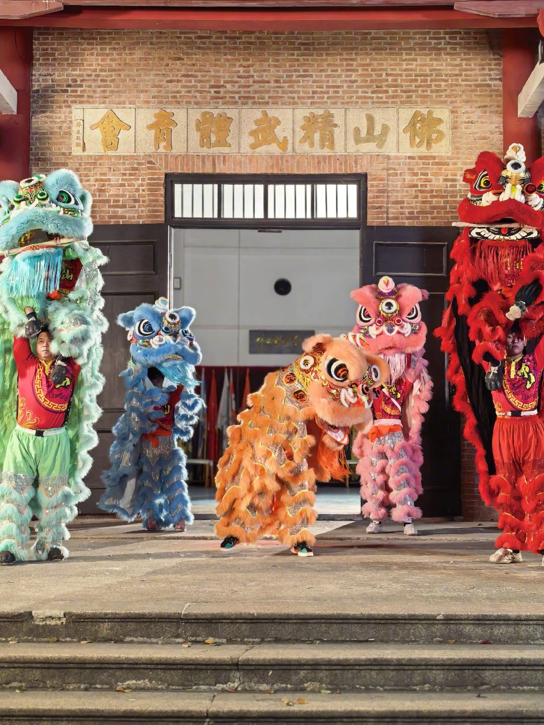 马上过年，给大家舞个狮。来年发财大吉。 