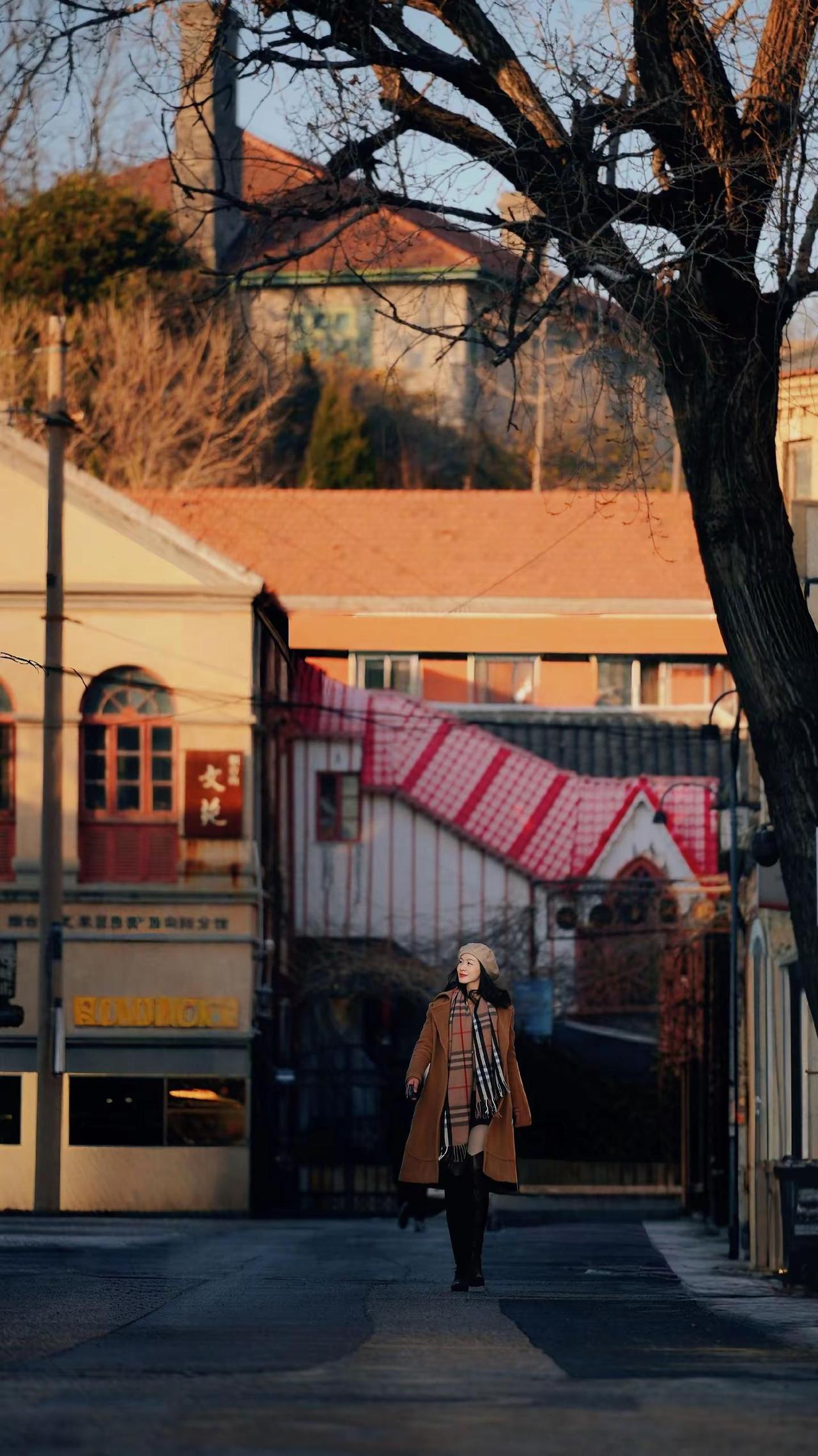 🎉在老城邂逅冬日浪漫！🧣焦糖色大衣与红瓦白墙太配啦～🍂阳光穿过树枝洒下温柔