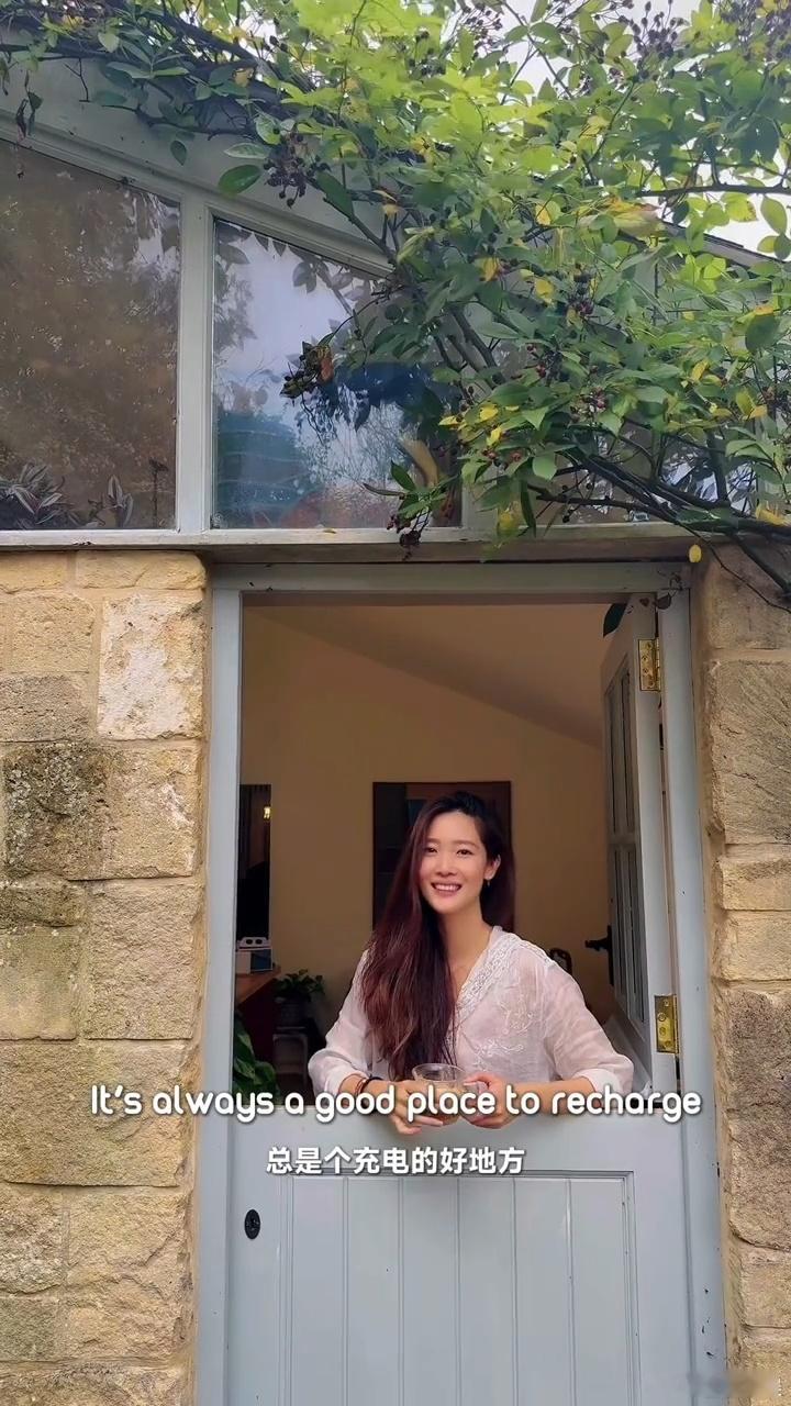 黄轩女友好有气质 