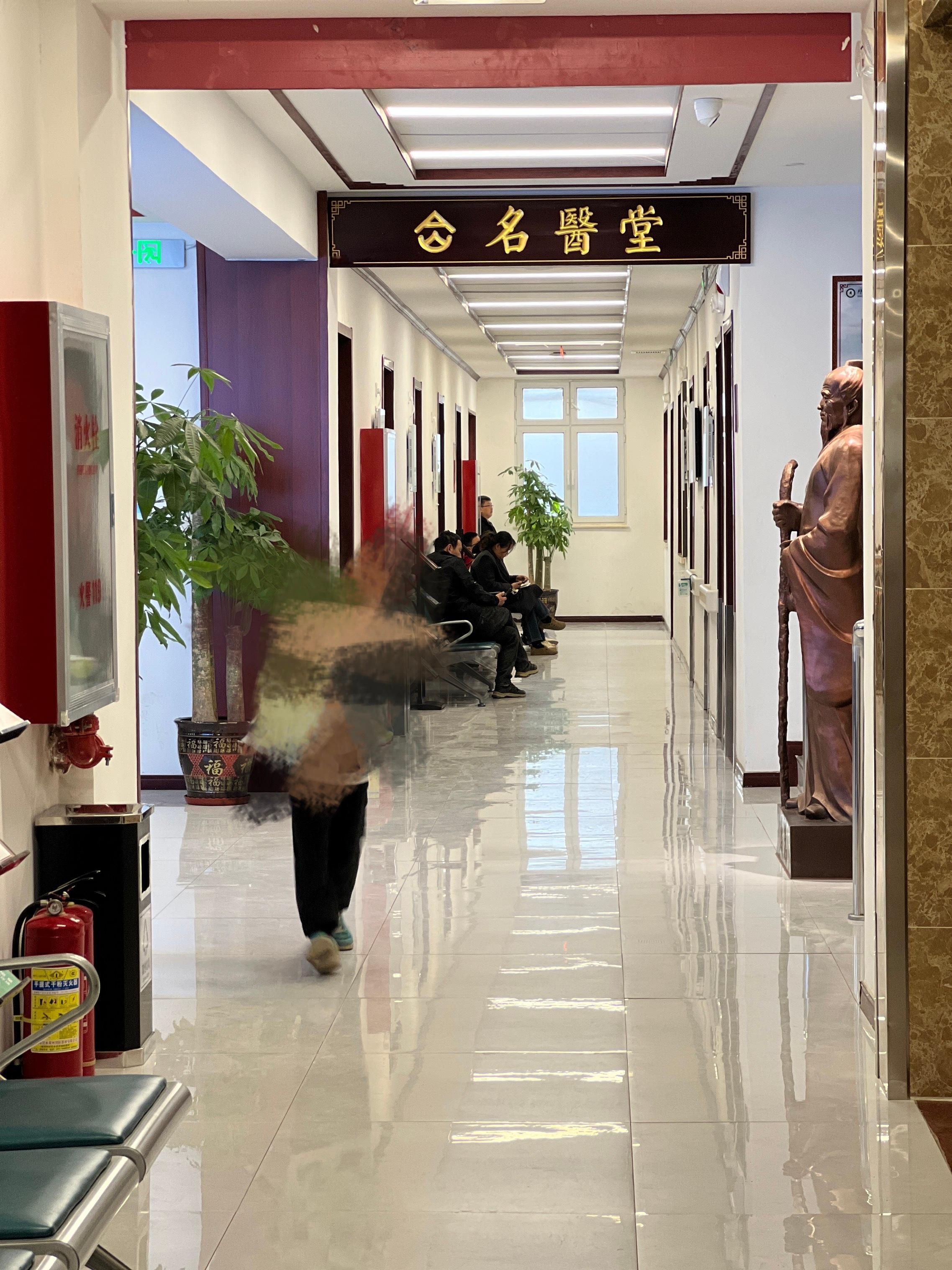 我不是不相信中医。而是我怕他掀我老底啊！！！他让我少冒火，我说我脾气很温和的呀！