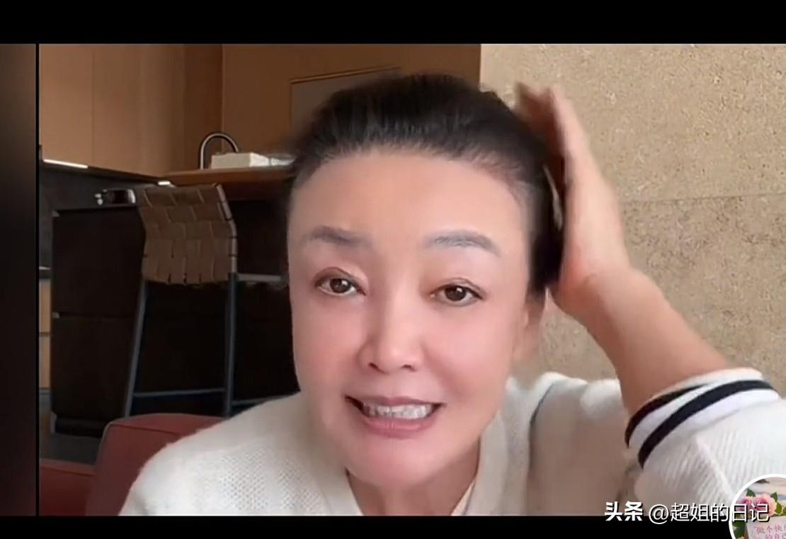 张兰直播期间，玥玥不停的跟她说话，张兰也是一点不扫兴的陪她聊天，张兰说“我们玥玥