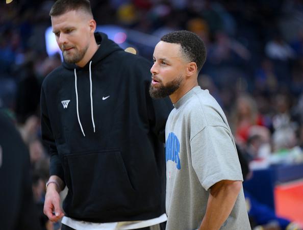 金州勇士主帅史蒂夫·科尔确认，在与洛杉矶快船的附加赛中，斯蒂芬·库里、克里斯塔普