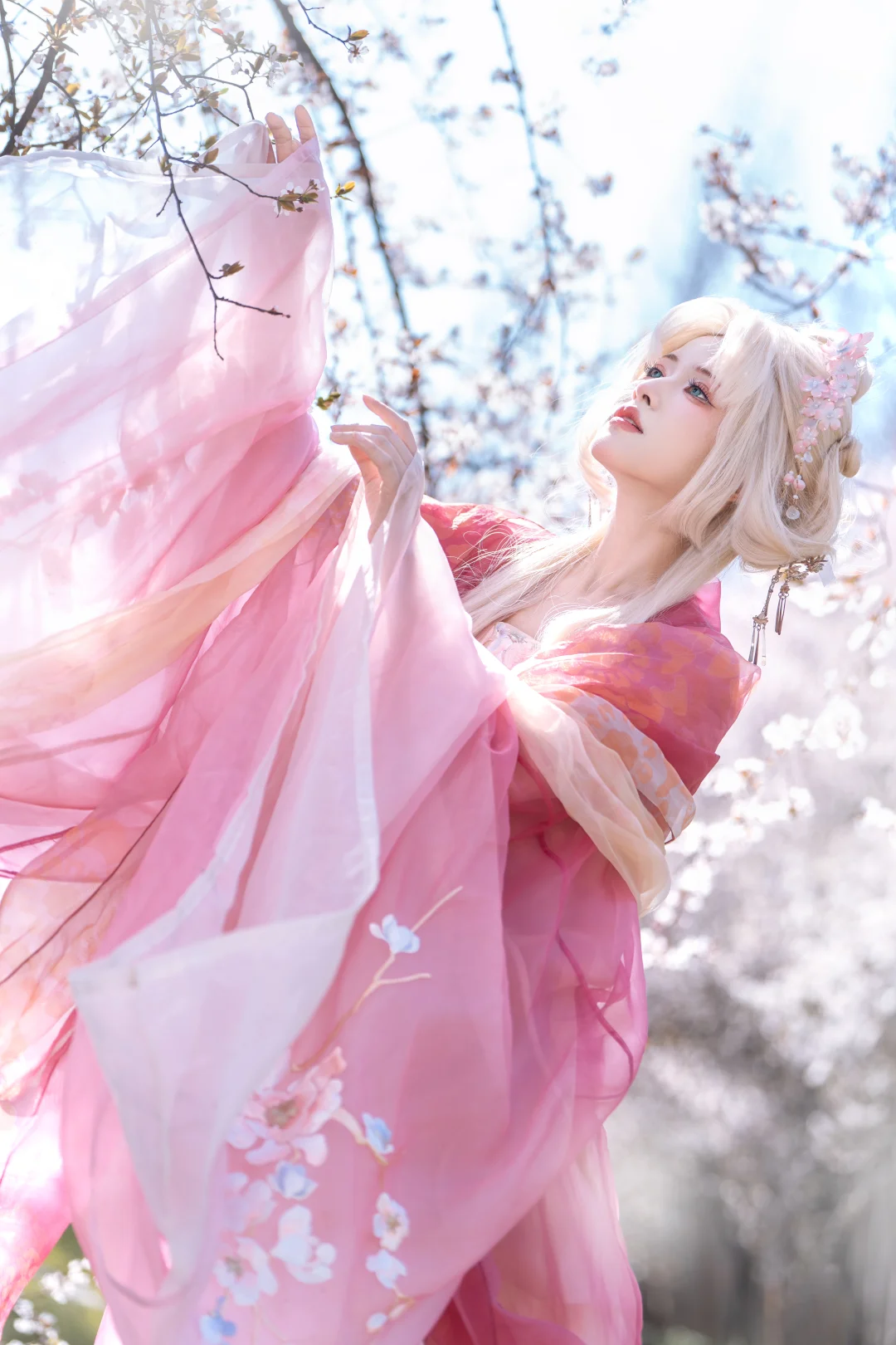 “落入繁花梦境”