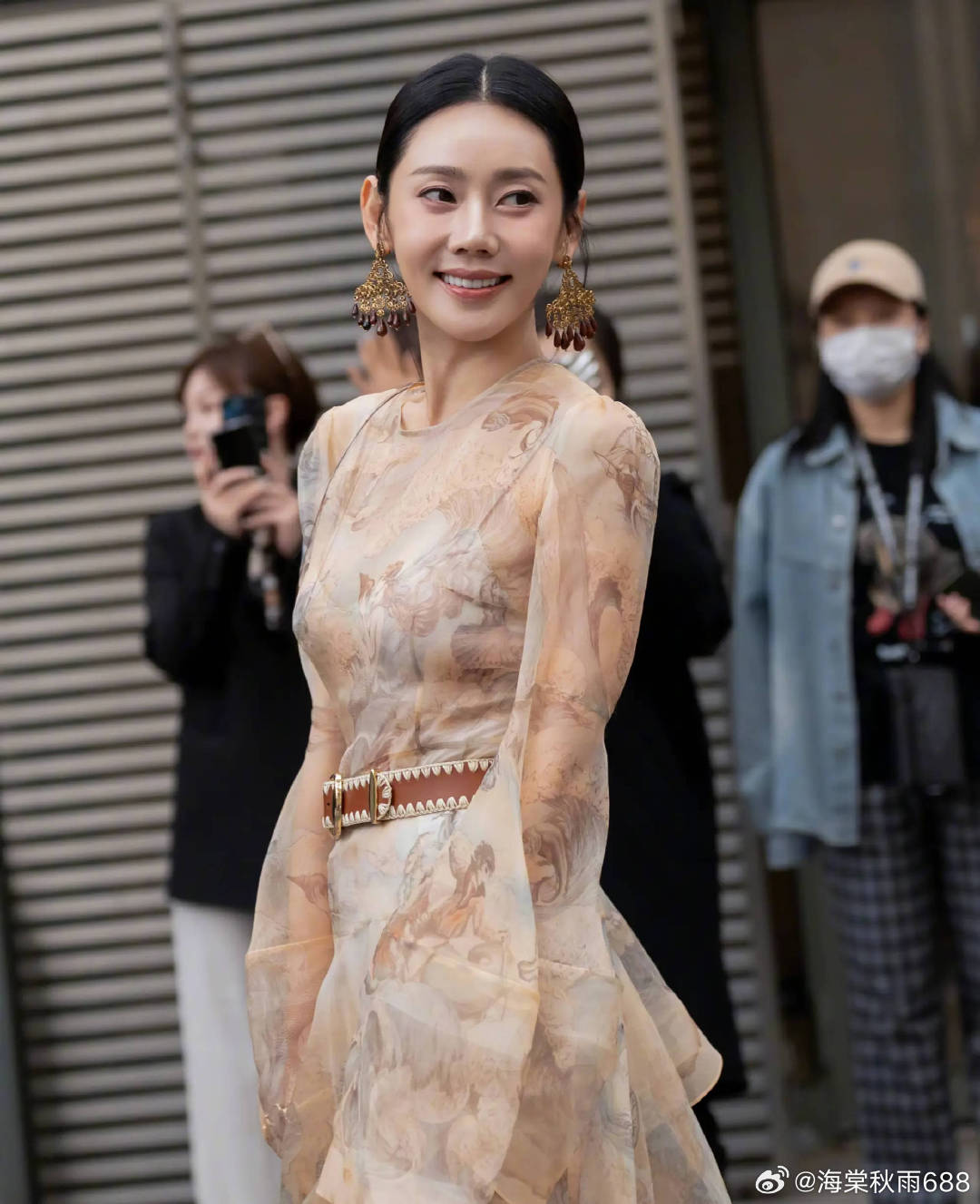 秋瓷炫晒结婚九周年vlog 爆料于晓光因其刷卡买包睡不着觉------ 近日，秋