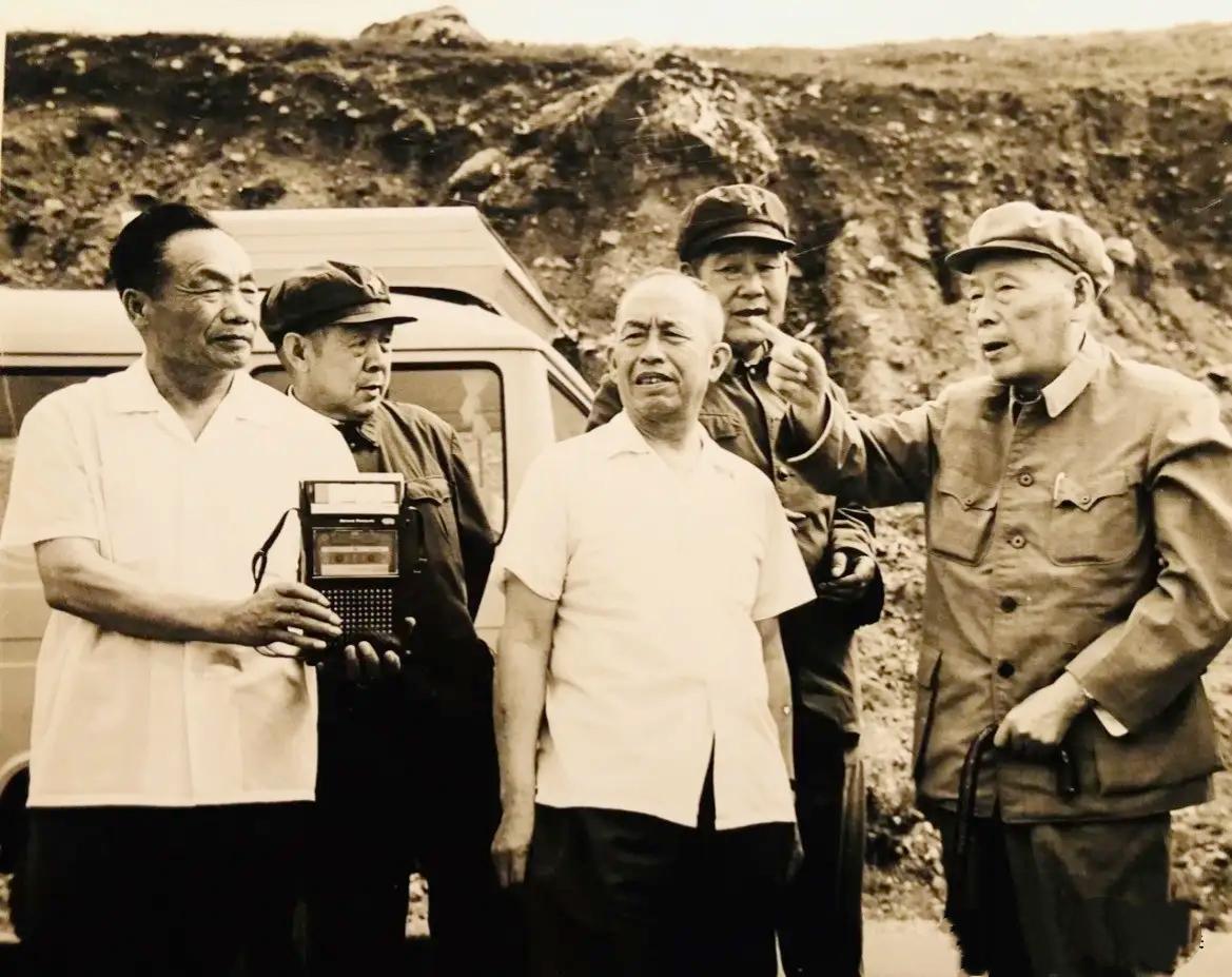 七十年代末，李井泉同志（右一）在内蒙古军区司令员黄厚（左三）和内蒙古锡盟军分区司