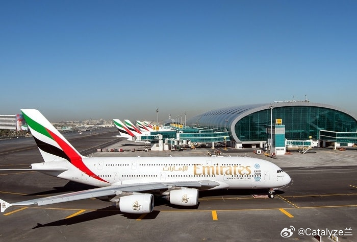 伊朗袭击科威特引发中东航空大中断，170+航班取消、829+延误。迪拜291延误