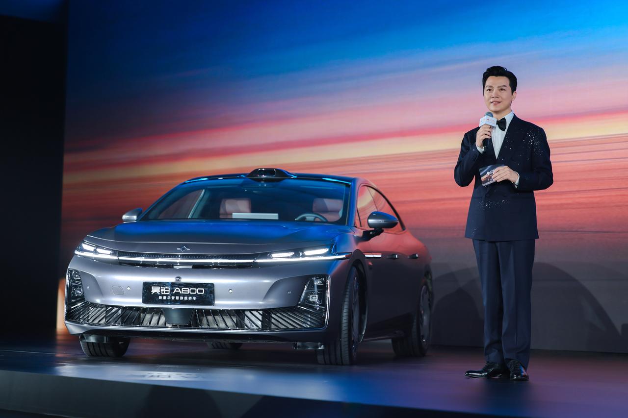 昊铂品牌的旗舰车型A800正式上市，这款车可不只是智能技术强，设计和座舱豪华感也