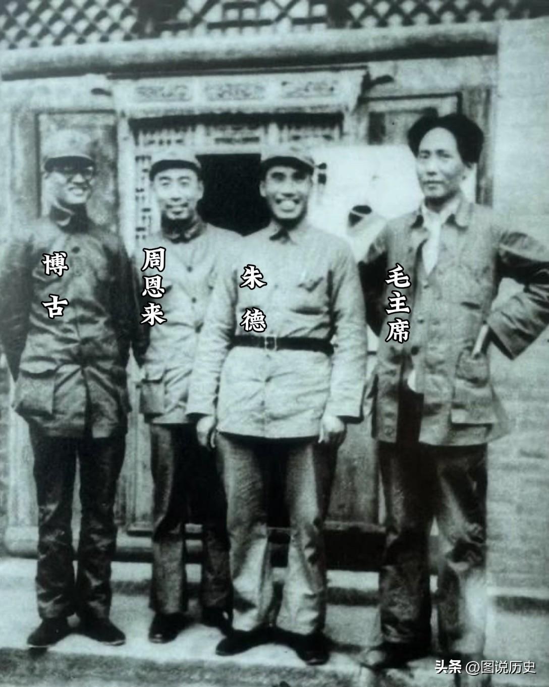 陕北聚首：长征胜利后的四大核心

这张老照片拍摄于1936年，我军的四大核心相聚