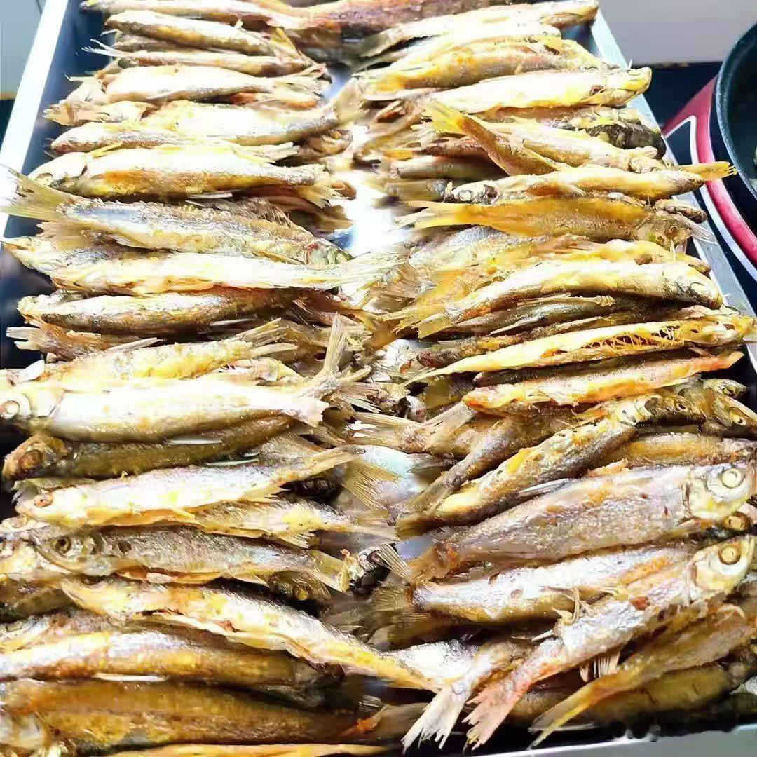 图中正在菜籽油炸制的小鱼是小刁子鱼（餐条/白条，学名餐鲦），也是湖北乡村河汊里最
