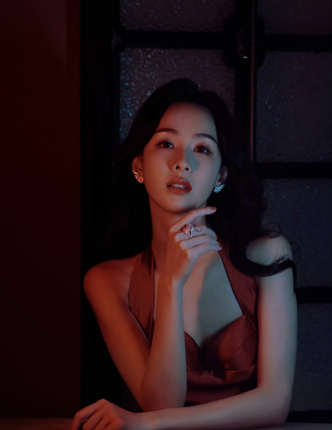 这个造型跟她最早红毯出圈的那个差不多 ​​​