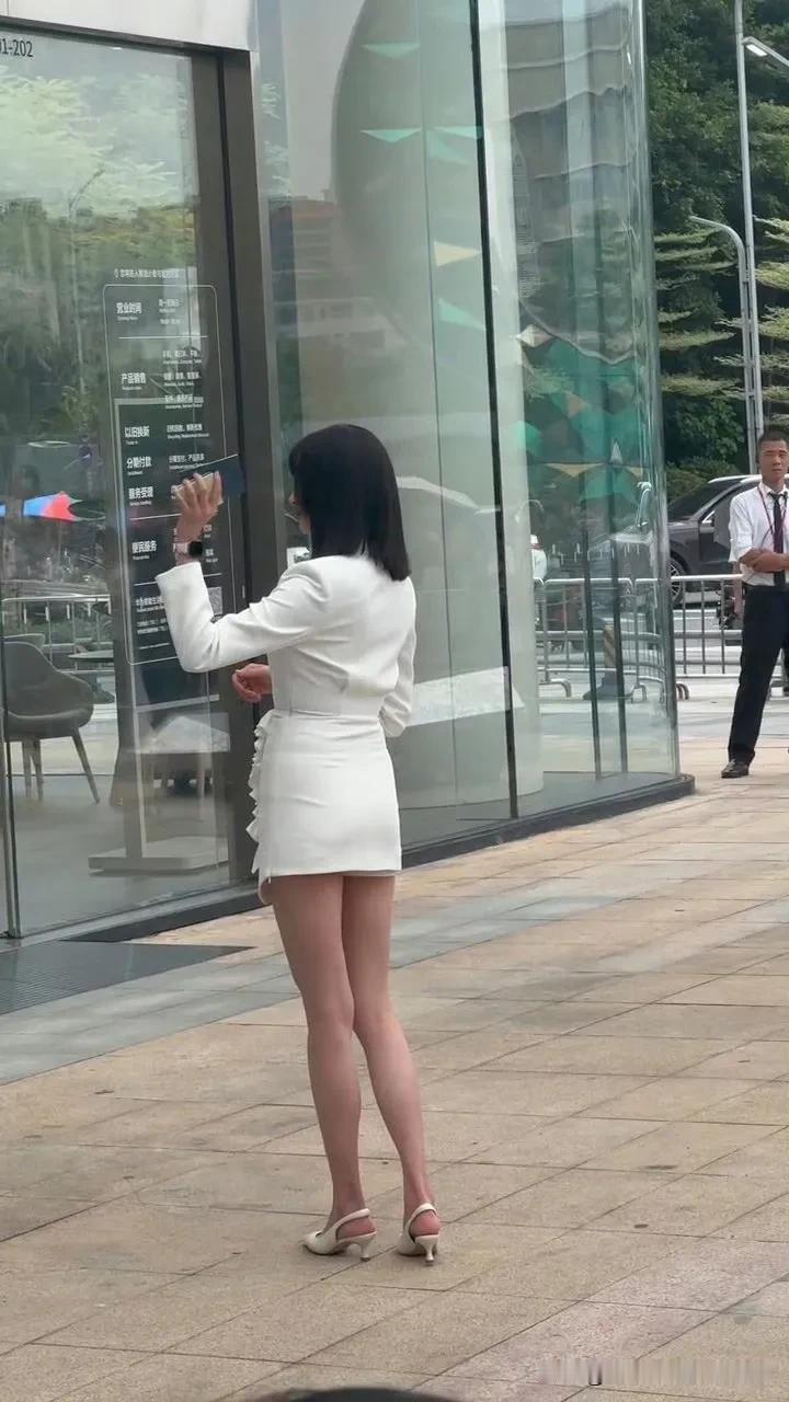 关晓彤线下活动生图，白色紧身套装身材的优点一目了然，尽管一直被吐槽造型土气，这双