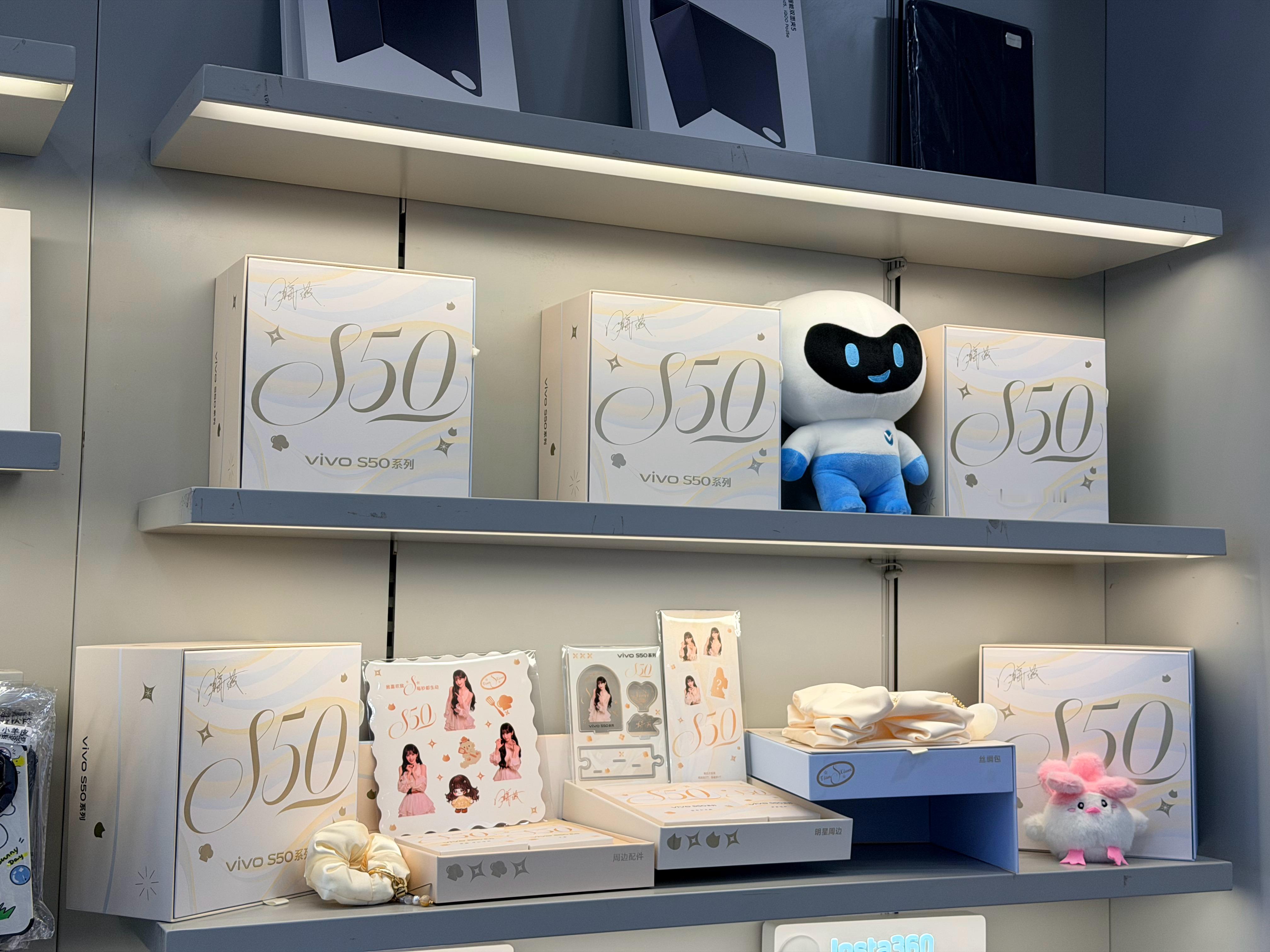 逛街路过vivo店就随便来贴膜居然店里还有S50系列田曦薇的礼盒 武汉·世界城光