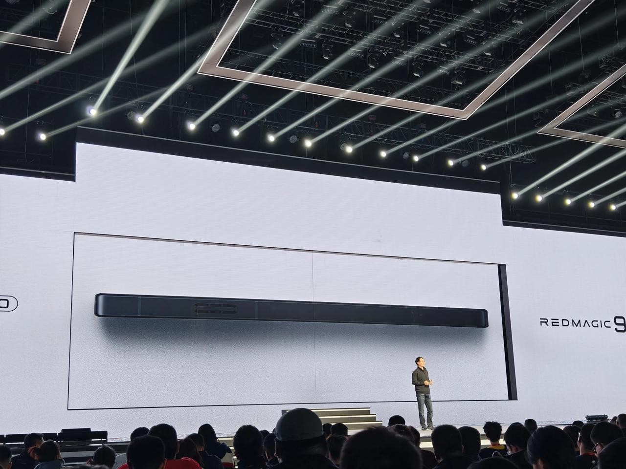 2023 年，红魔9 Pro 能把摄像头区域做平，独一家了吧。 ​​​